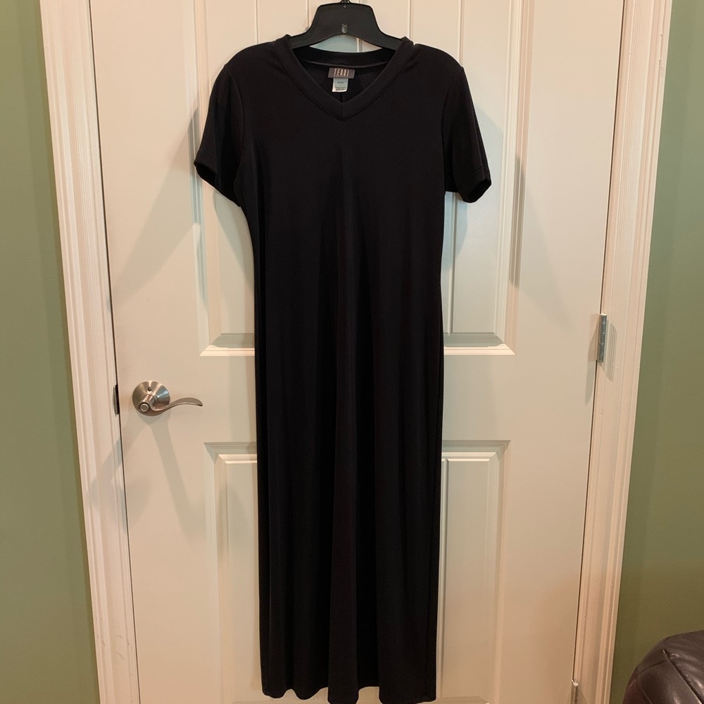 Comfy black v-neck dress, size 8P